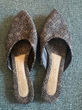 Embroidered Black Floral Pointed Toe Flats